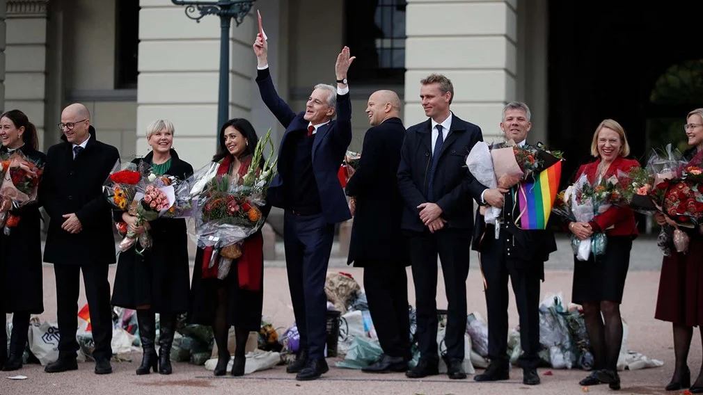 Jonas Gahr Støre med regjeringsmedlemmer på Slottsplassen